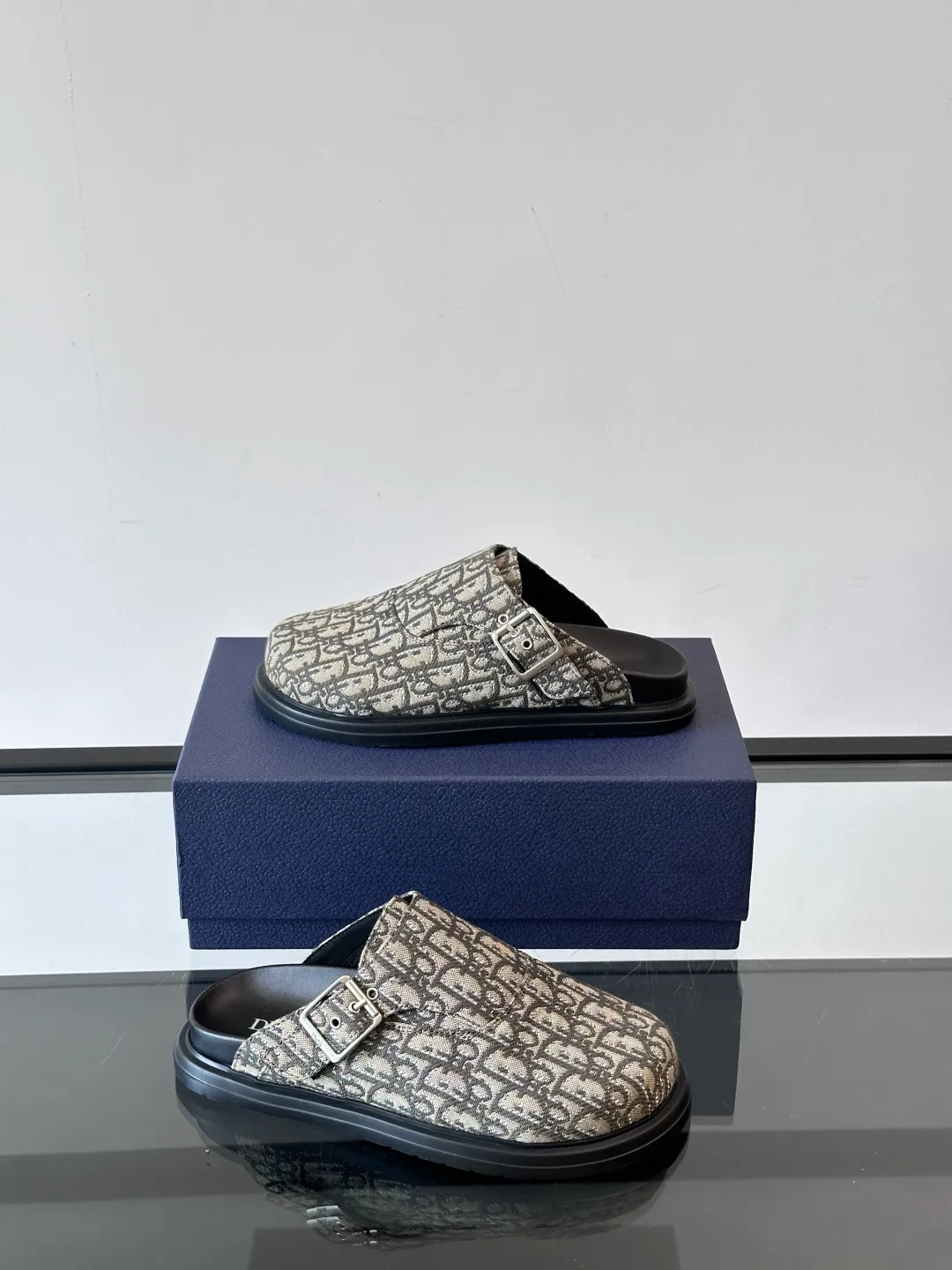 Men's Men's Shoes 💰360 [New Style] 🏃‍♂️🏃‍♂️Dior-Dior's new mules are new. I think the toe-toe mules are really cool for boys. They are Dior's most classic oblique print and are fashionable and comfortable. These Dior Aqua mules combine modern style and classic design. Beige and black Oblique printed fabric upper with adjustable straps and a metal-clad copper alloy Dior buckle for added style. Paired with black leather, rubber and EVA notch soles, they can be easily paired with a variety of casual outfits. size: 38-45 (38.45 customized)